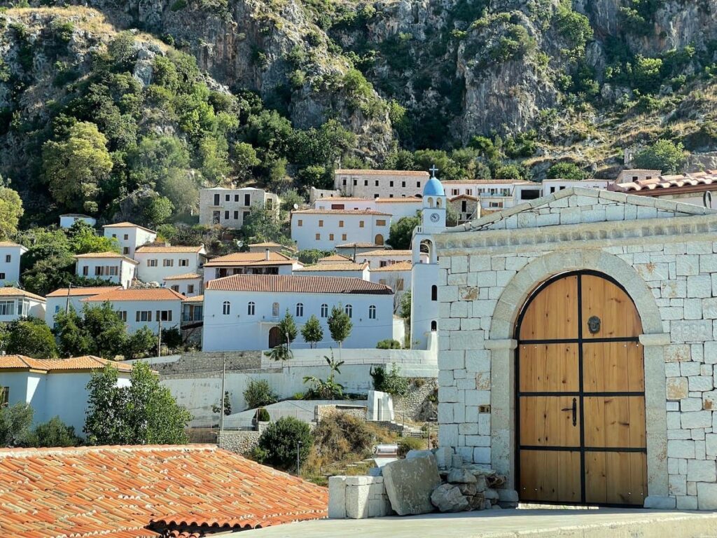 Casco antiguo del pueblo de Dhërmi en Albania