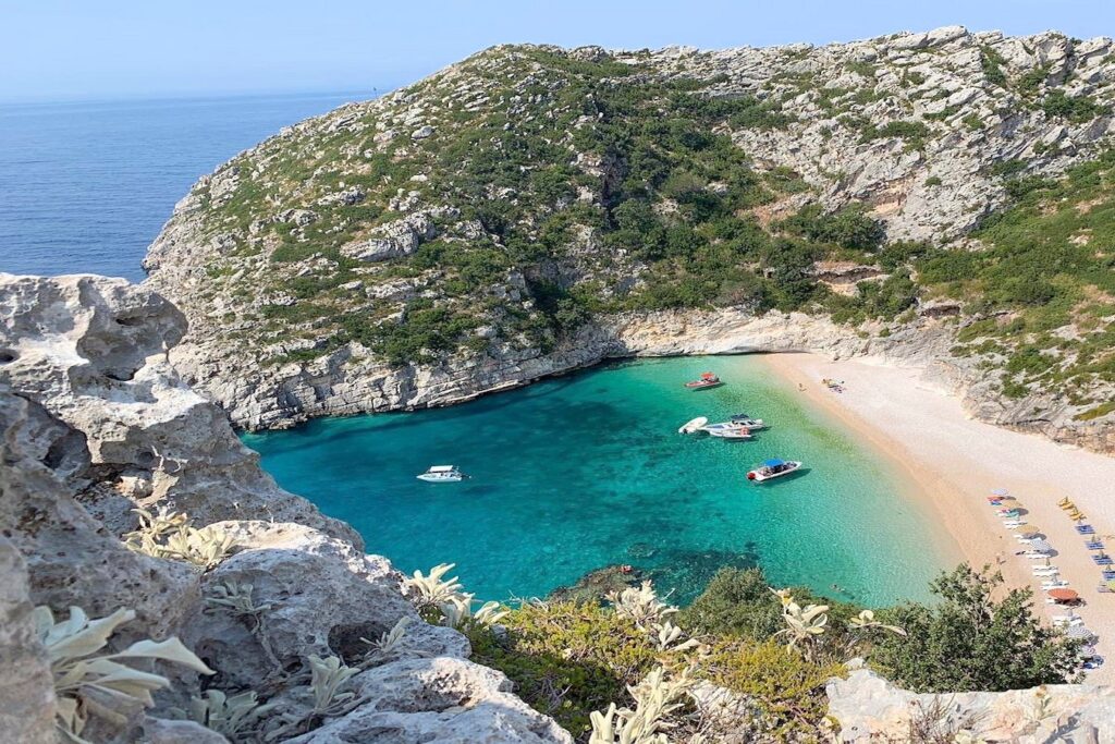 Vista aérea de Grama Bay en la Riviera Albanesa