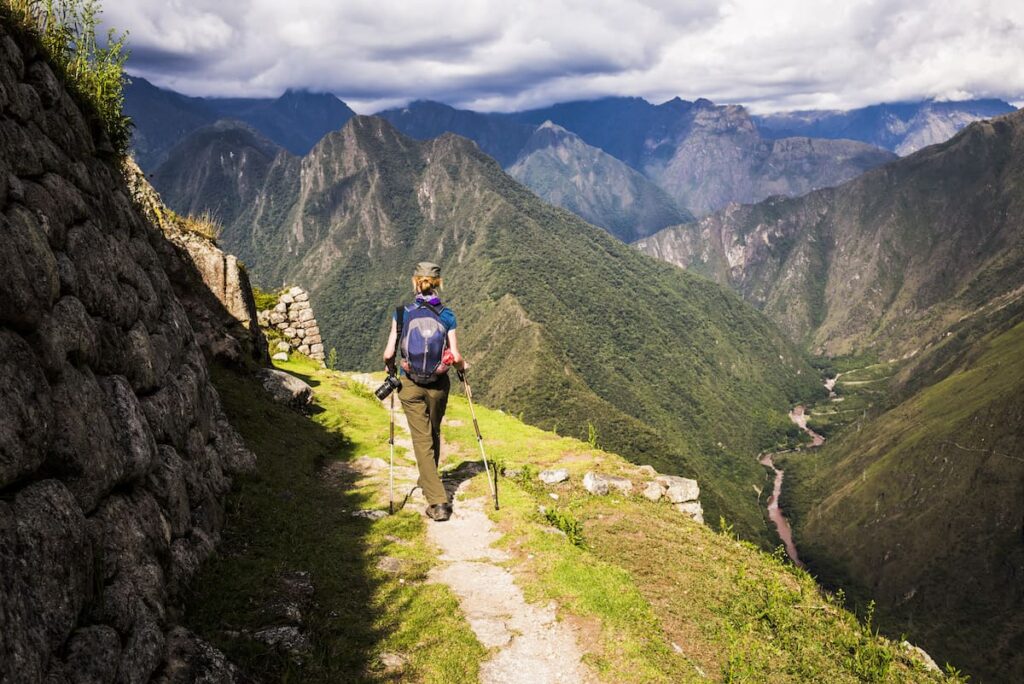 Mujer haciendo el Camino del Inca en los andes peruanos 