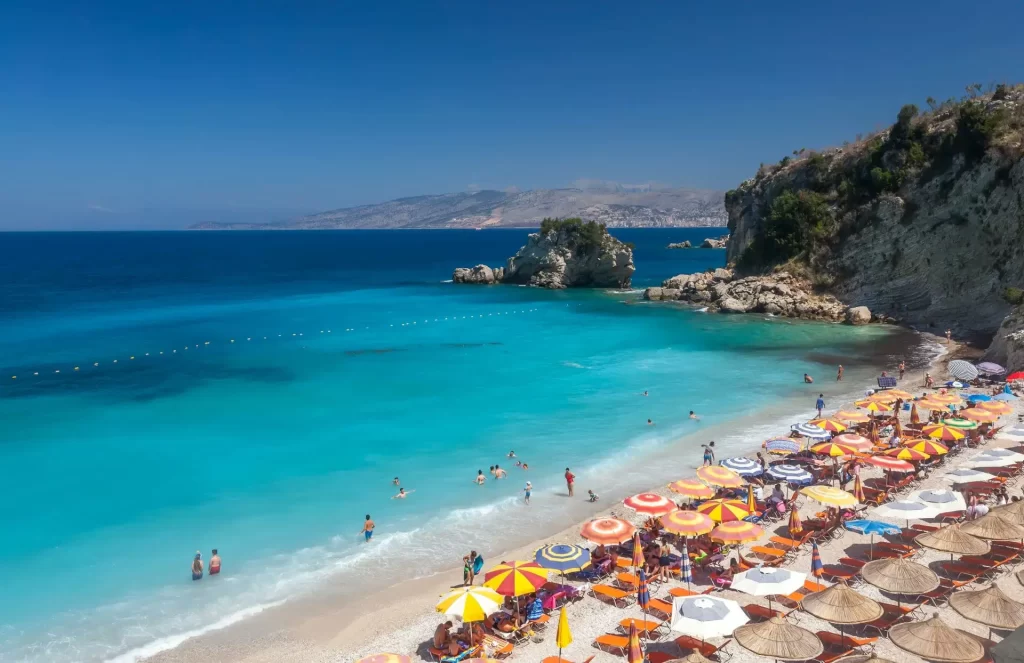 Playa de Llaman, cerca del pueblo de Himarë en Albania