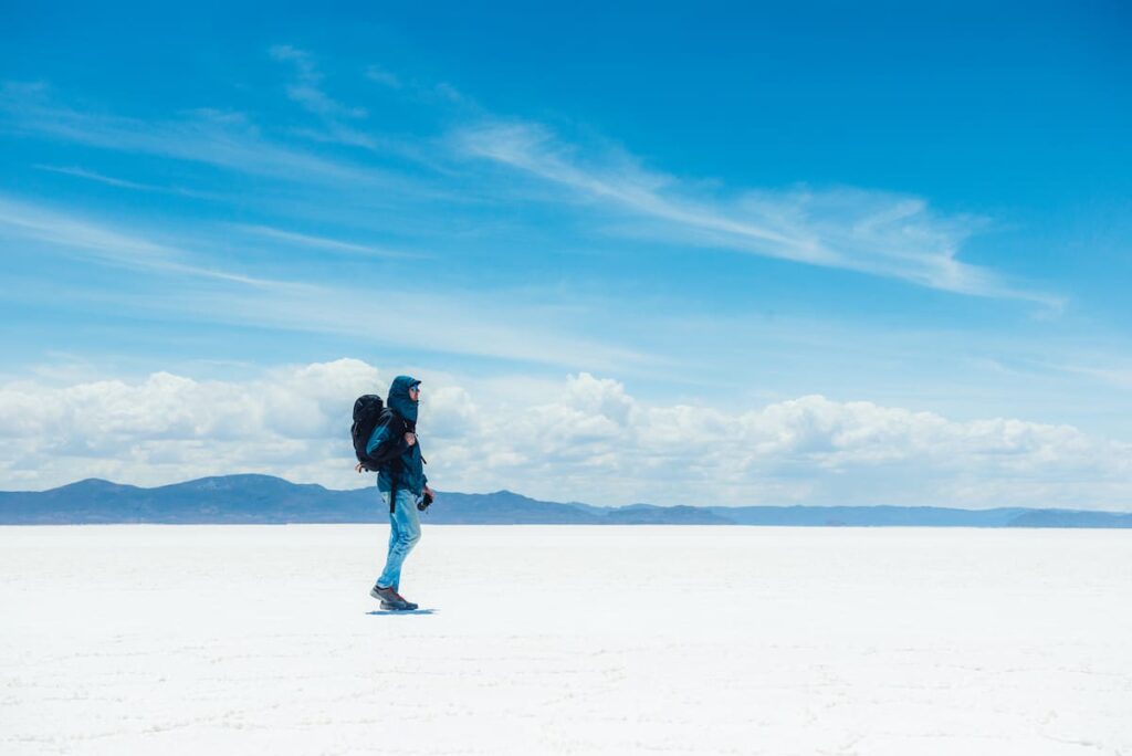 Mochilero en el Salar de Uyuni, Bolivia