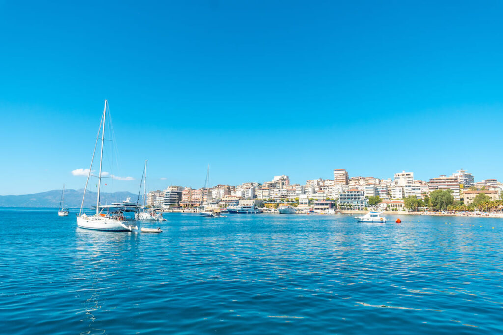 Edificios de Sarandë, principal ciudad de la Riviera Albanesa