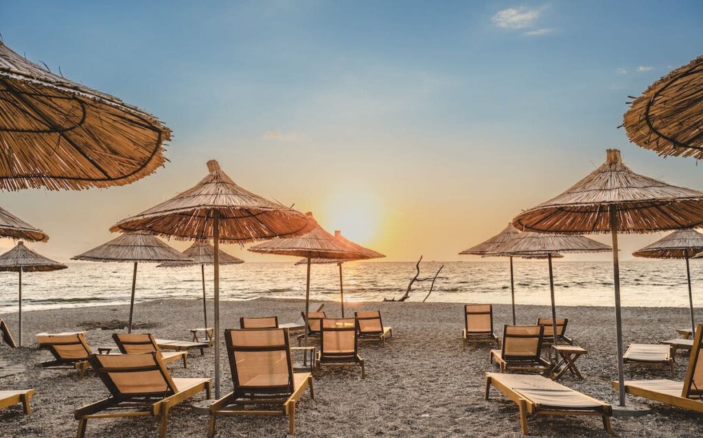 Reposeras en la playa de Buneci Beach en Albania