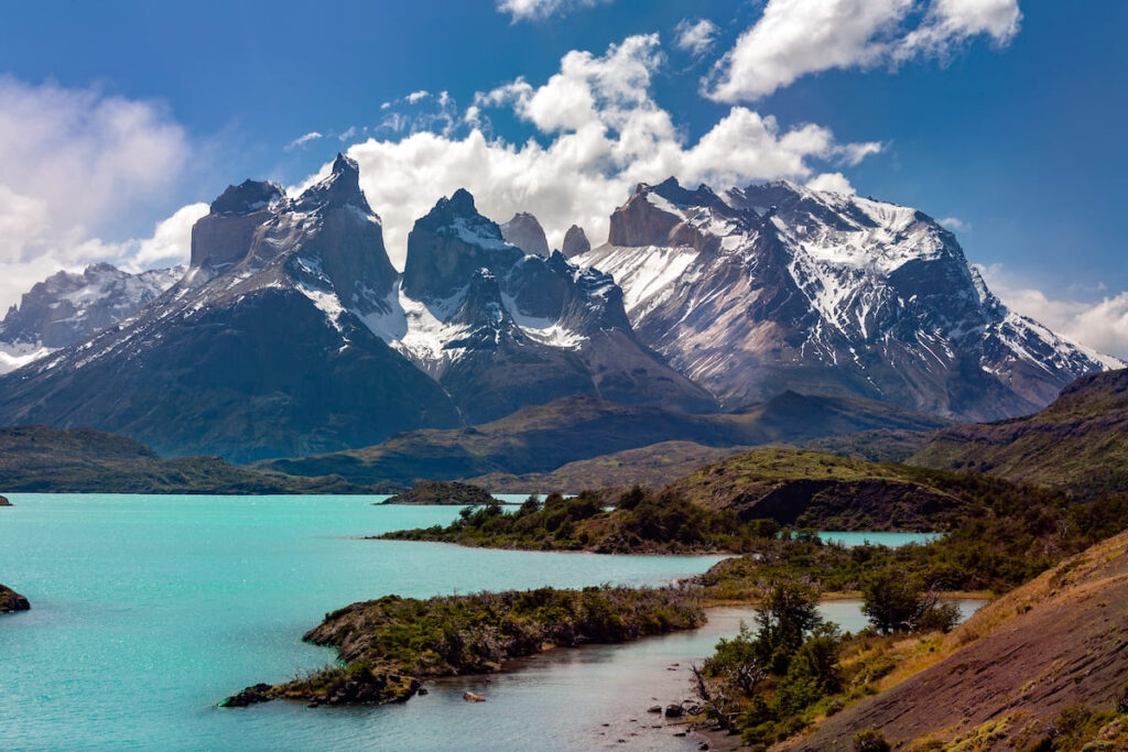 Vista panorámica del Mirador Base de las Torres en Torres del Paine, Patagonia Chilena