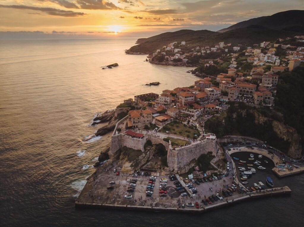 Vista aérea de un pueblo costero de Albania