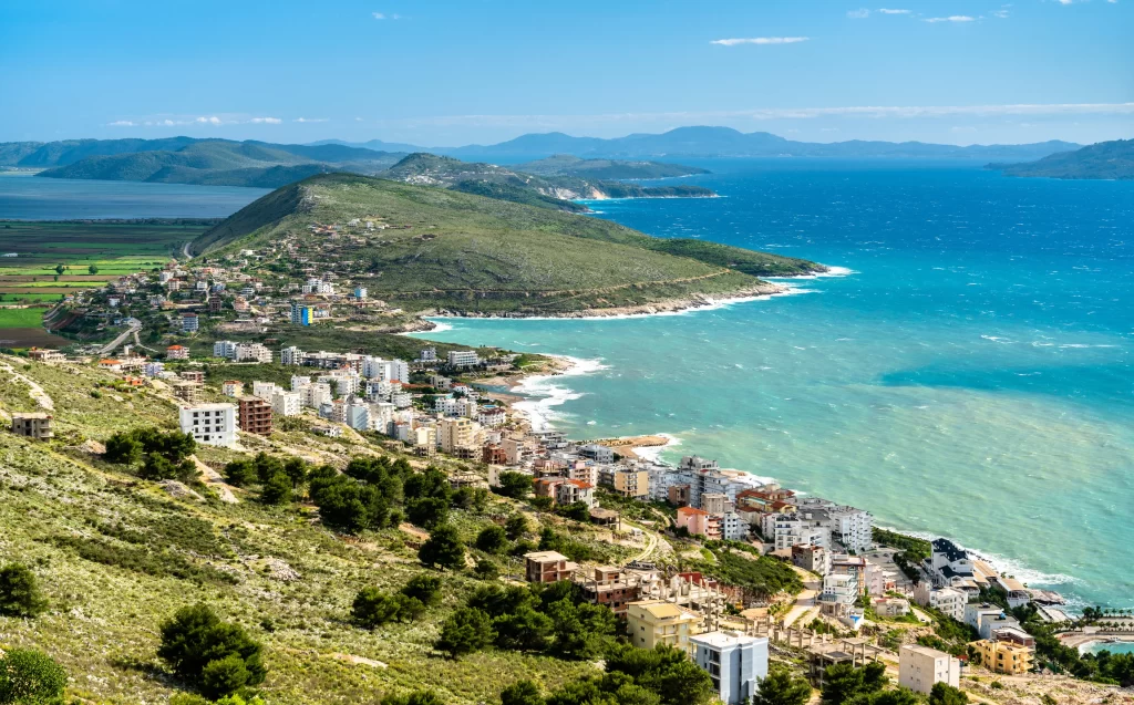 Vista aérea de Vlorë, pueblo típico de la Riviera Albanesa