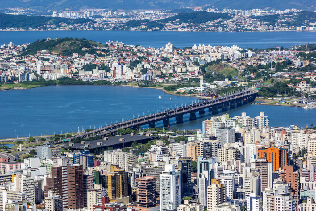 Vista aérea de la ciudad Florianópolis, Santa Catarina