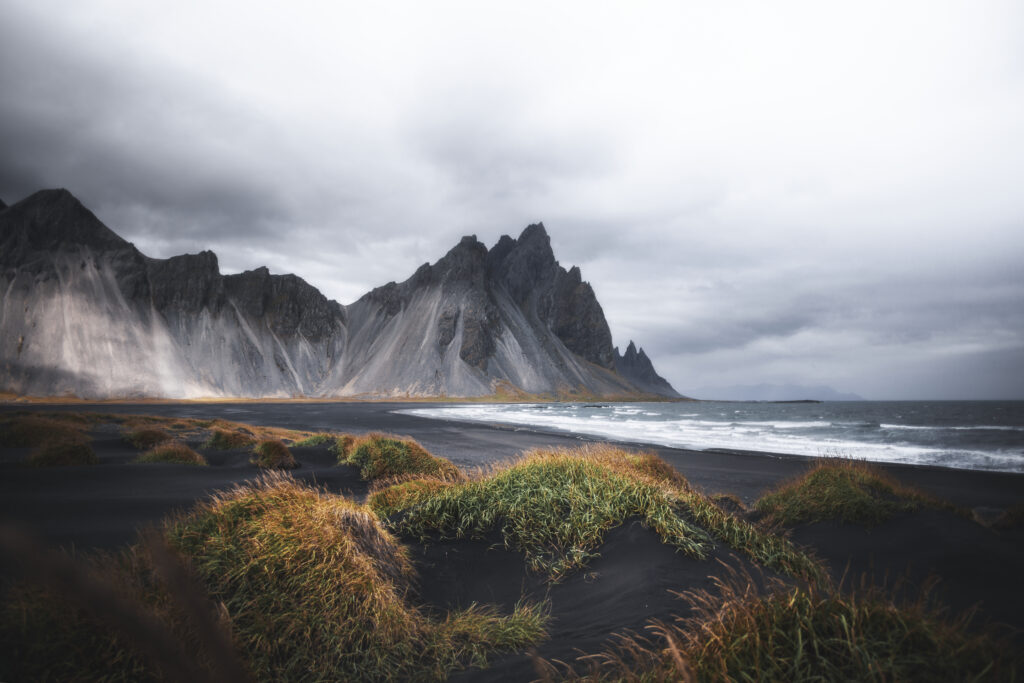 La playa de arena negra de Islandia, también conocida como la playa de la muerte 