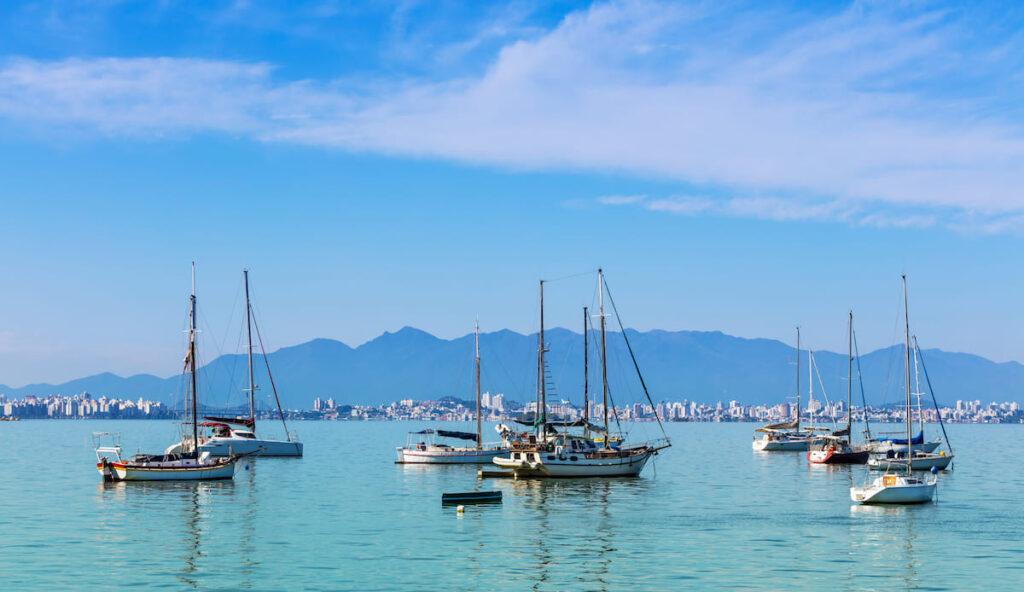 Vista de veleros en el puerto de Florianópolis, Santa Catarina