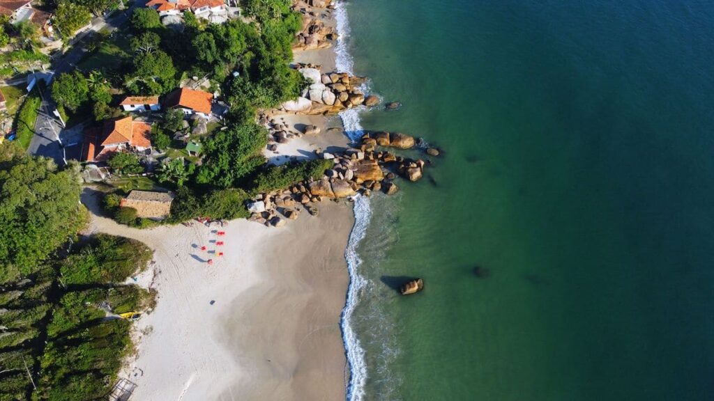 Plano cenital de una playa en Florianópolis, Santa Catarina