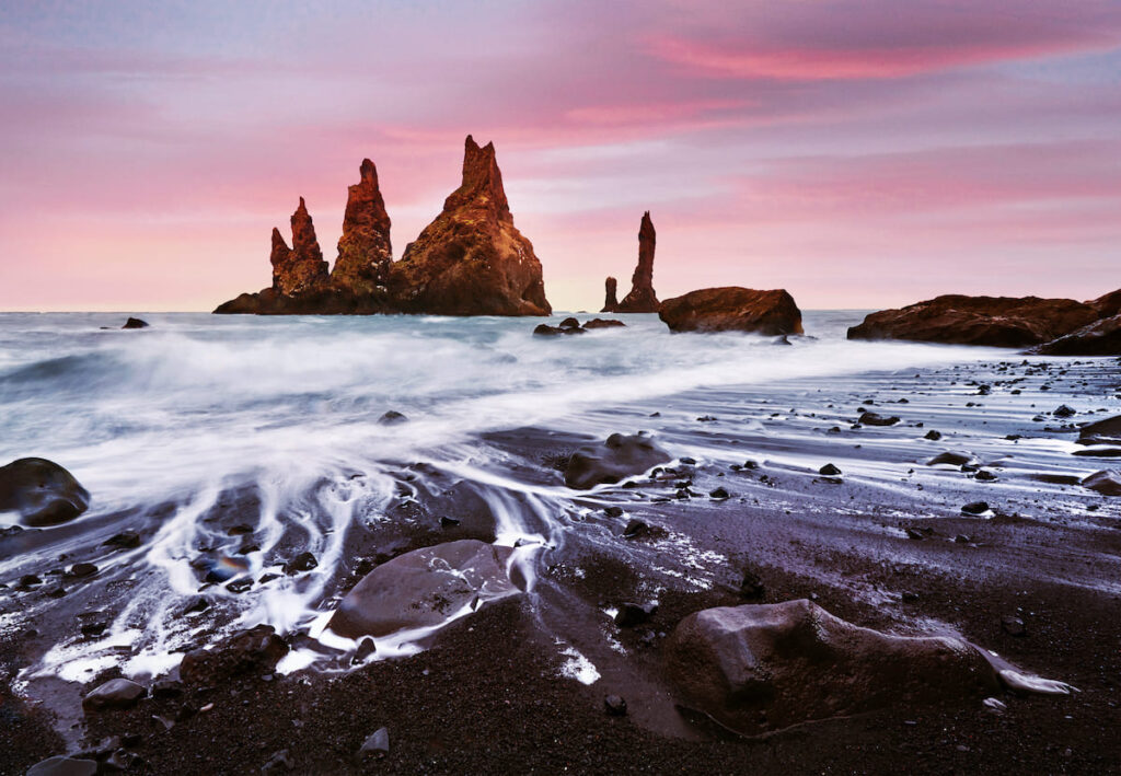 Playa de arena negra en Islandia