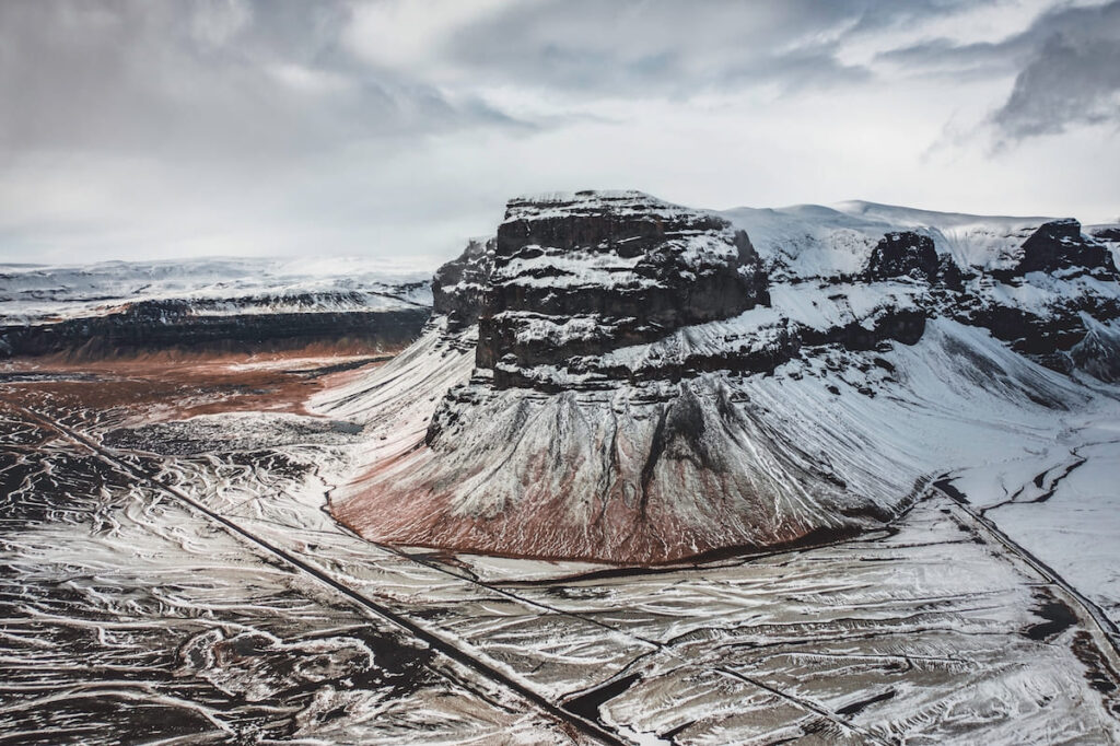 El monte Lómagnúpur, una montaña icónica ubicada en el sur de Islandia, cerca del Parque Nacional Vatnajökull