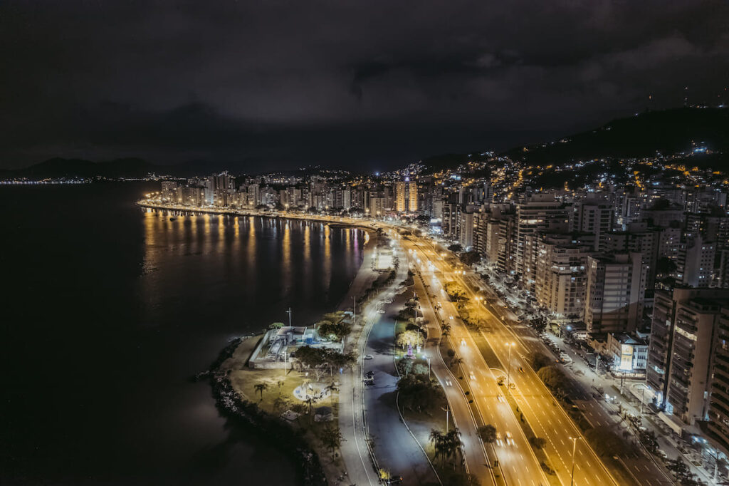 Vista aérea de la ciudad nocturna de Florianópolis, Santa Catarina