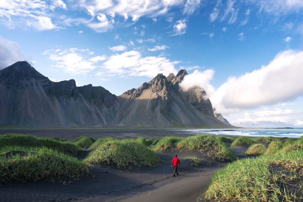 Hombre en los impresionantes paisajes de Islandia, la isla entre Groenlandia y Noruega