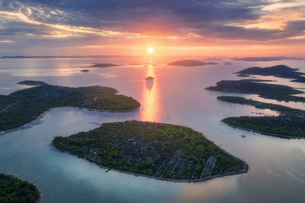 Vista aérea del atardecer en las islas de Croacia 