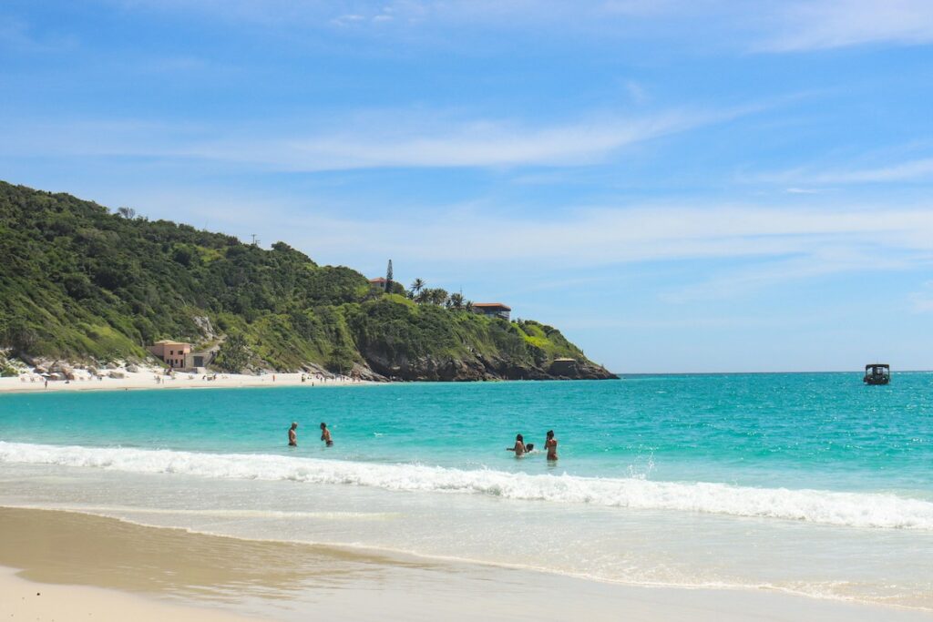 Playa de arena blanca y agua turquesa en Arraial do Cabo, Brasil