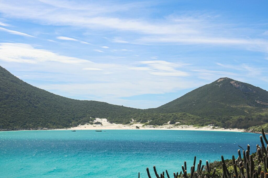 Bahía de arena blanca y aguas turquesas en Arraial do Cabo, Brasil