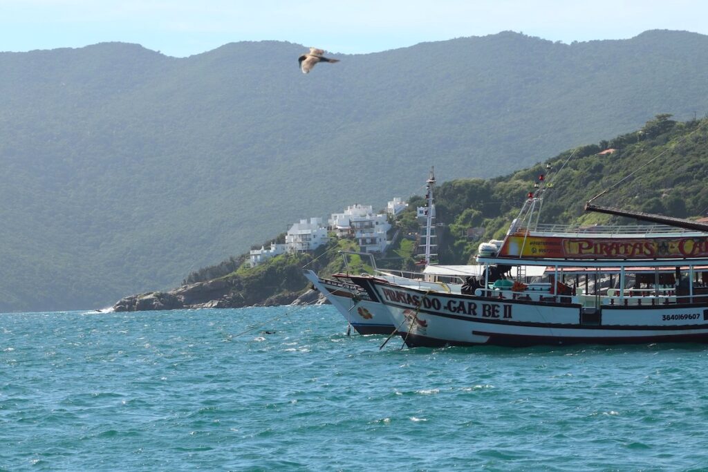 Botes típicos de Arraial do Cabo, Brasil