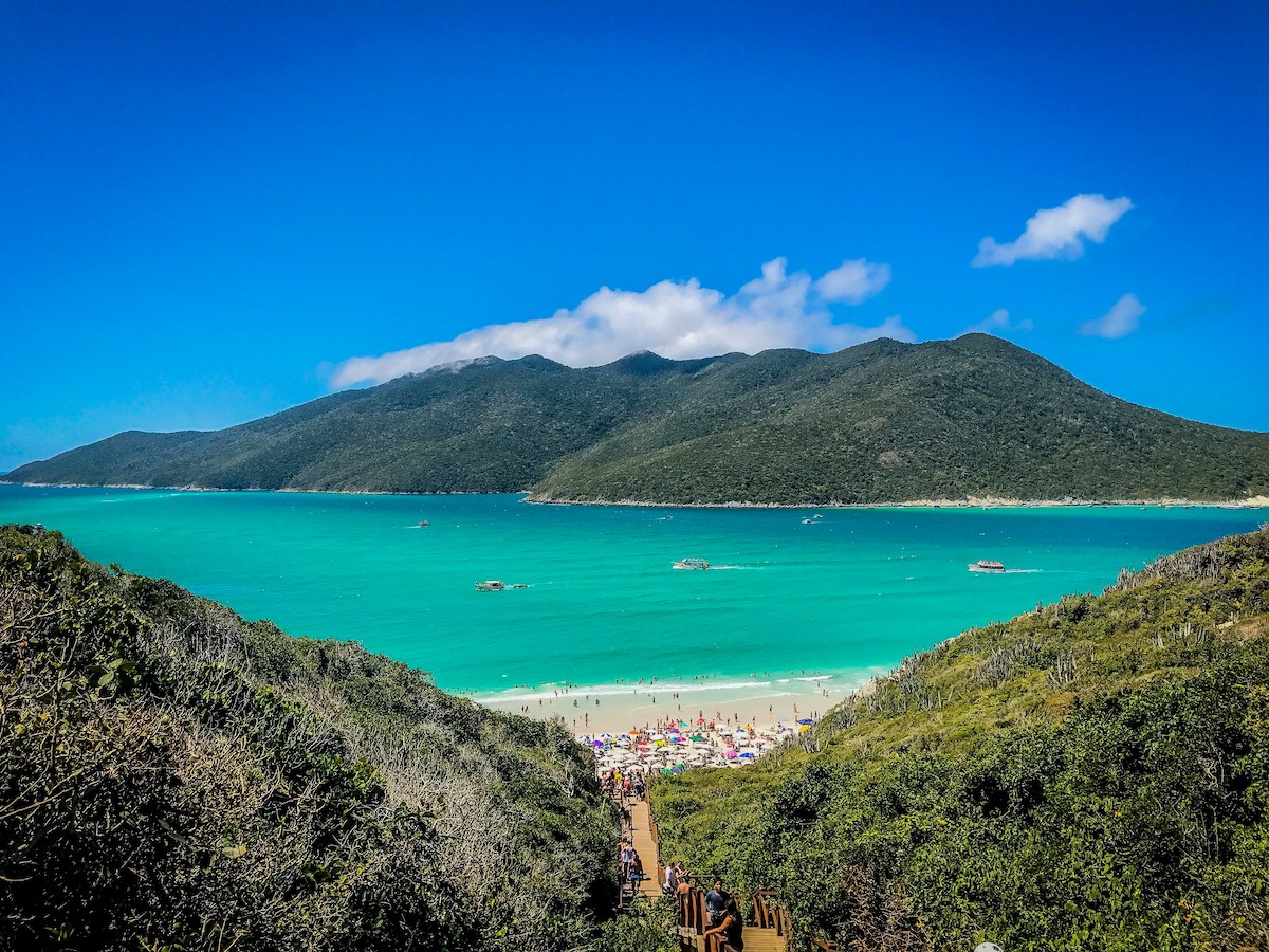 Playa de arena blanca en Arraial do Cabo, Brasil