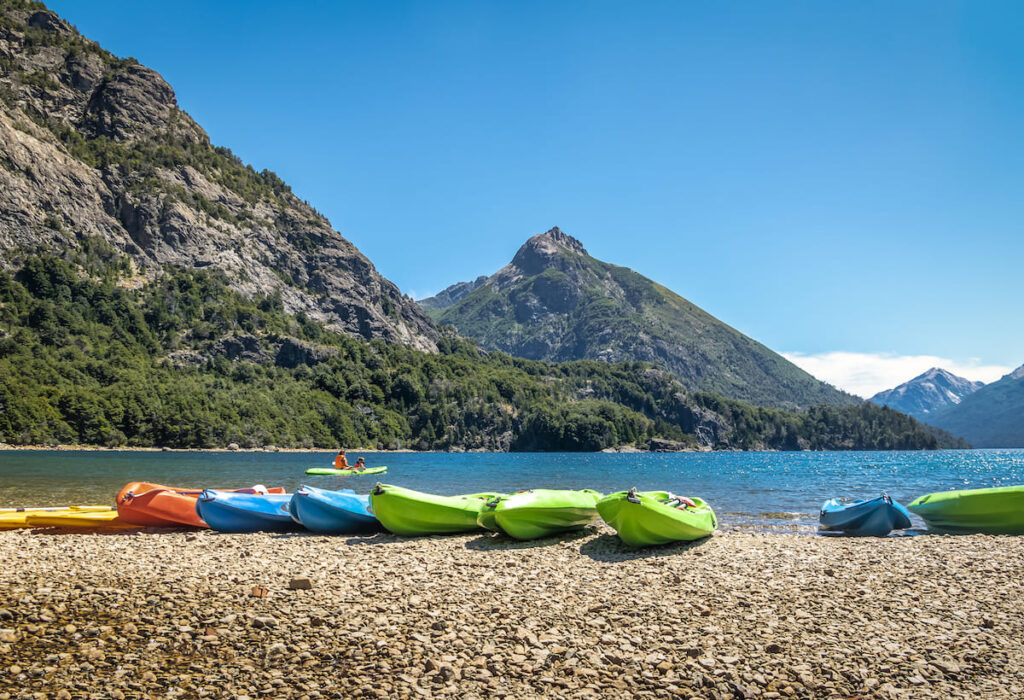 Kayak en los lagos de Bariloche, sur de Argentina