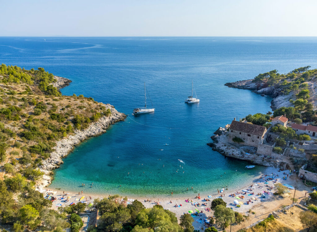 Playa de agua cristalina en la isla de Hvar Croacia 