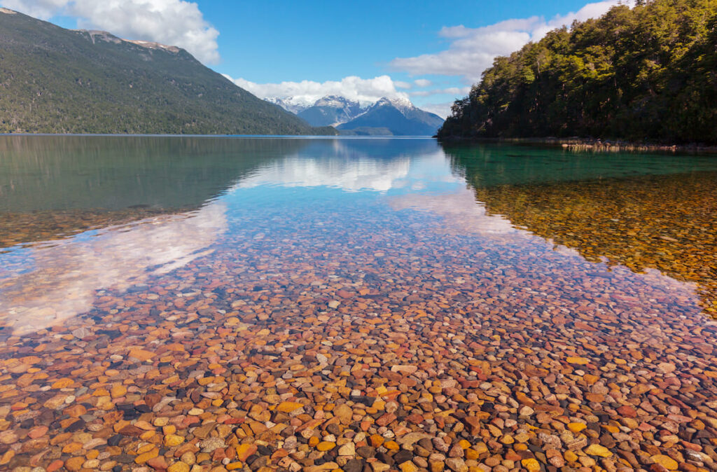 Loa lagos de agua cristalina en Bariloche, sur de Argentina