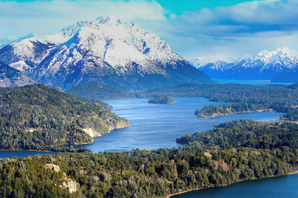 Vista panorámica de la cordillera de los Andes en Bariloche, sur de Argentina