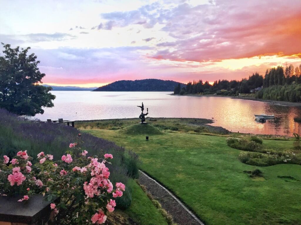 Atardecer en los lagos de Bariloche, sur de Argentina