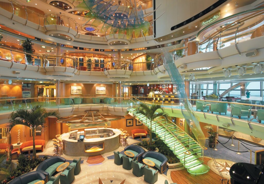 El interior del crucero serenade of the seas, de la marca royal caribbean