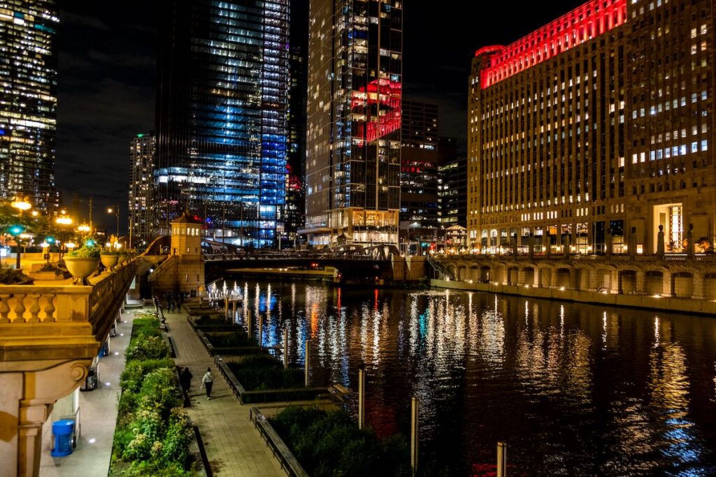 El paseo peatonal Riverwalk durante la noche en Chicago, Estados Unidos