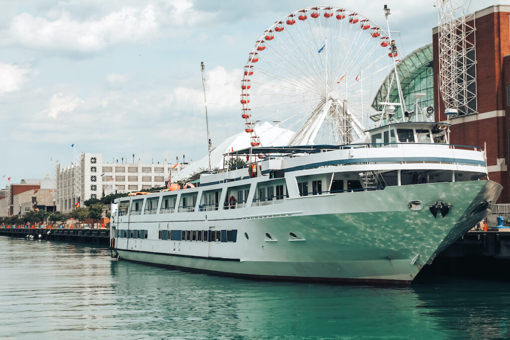 Navy Pier y el Río Michigan en Chicago, Estados Unidos