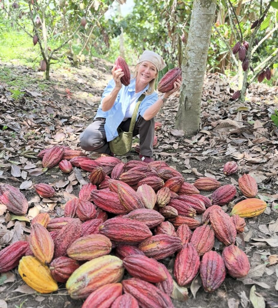 Rose Galfione en una plantación de cacao en Colombia - Simplemente Rose en Colombia junto a Jetmar