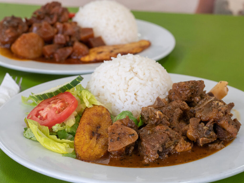 Comida típica en la isla caribeña de Curaçao 