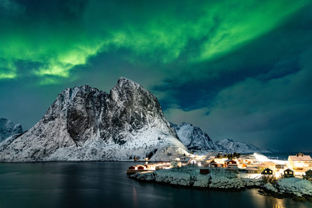 Noruega con auroras boreales